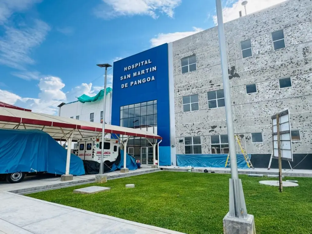 Tapajunta sísmica de acero inoxidable instalada en fachada de hospital