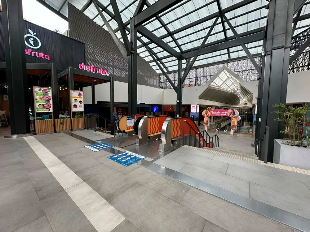 Centro comercial moderno con sistemas de tapajuntas sísmicas integradas en pisos de alto tránsito